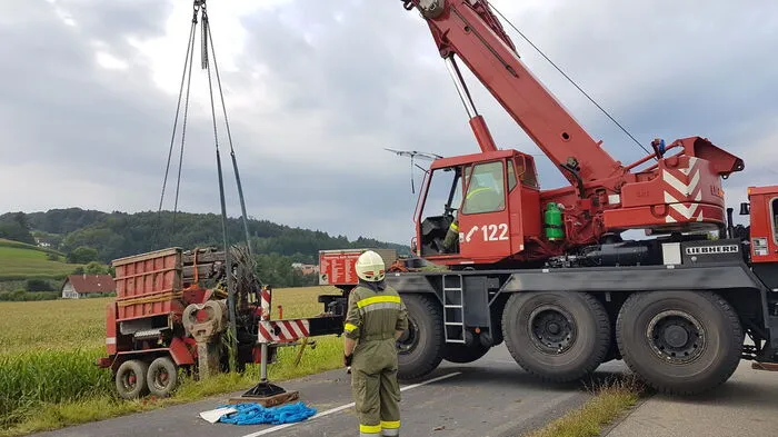 Rund vier Stunden lang kämpften die Feuerwehrleute, um den Hacker aus dem Straßengraben zu heben.