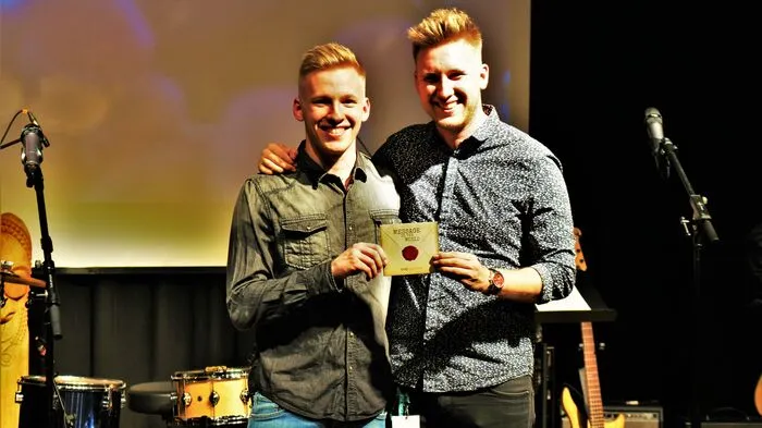 Laurin und Nico mit ihrem Album "Message to the World".