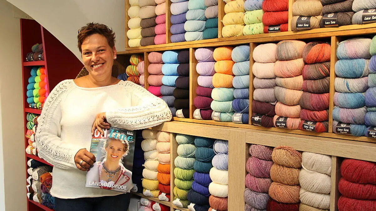 Anna Maier hat eine bunte Auswahl an Wolle