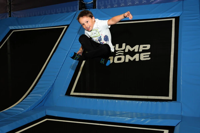 Der Trampolinpark befindet sich gleich hinter dem Bezirksgericht .