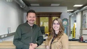 Trofaiachs Pressechef Christoph Grill und Anja Brandl, Geschäftsführerin von Kortschak