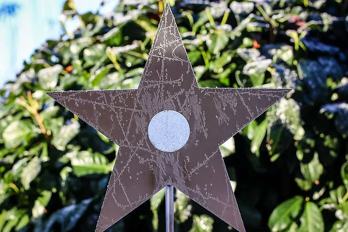 Die Kälte ist auch auf der Adventdekoration unübersehbar.