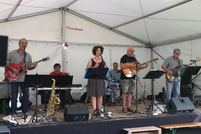 Verschiedene Bands sorgten für die musikalische Umrahmung des Schlossfestes. Als Erstes machte "Na Bravo" die Bühne unsicher. 