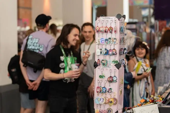 In der Artist Alley stellen Künstlerinnen und Künstler ihren selbstgemachten Merch aus. 