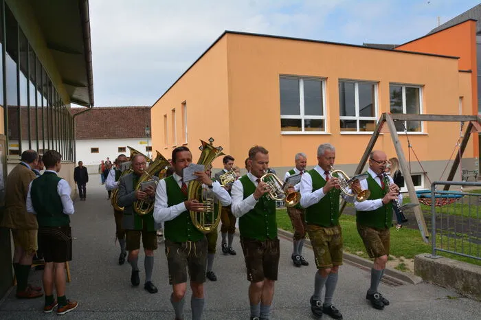 Baubeginn war im April 2022, nachdem für die Musiker aufgrund von Coronamaßnahmen das Proben im Kindergartengebäude nicht mehr möglich war und sie in den Kultursaal umziehen mussten. „Wir sind wirklich stolz darauf, endlich wieder einen gefestigten Platz zum Proben zu haben“, sagt Matthias Mittlinger, Obmann des Trachtenmusikvereins.