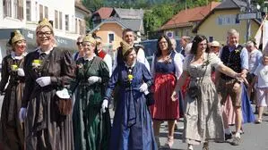 Die Goldhaubenfrauen waren ein echter Blickfang