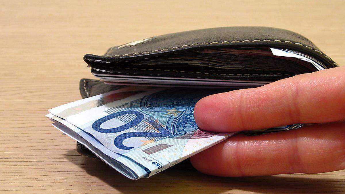 Diebin stahl Geld aus Brieftasche (Symbolfoto)