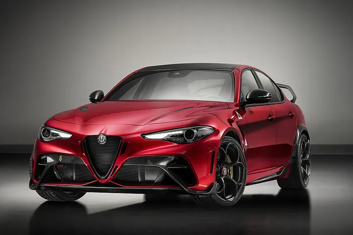 Aus Aluminium bestehen neben dem Motor auch Türen und Fahrwerksteile. Seitenschürzen, Heckspoiler (beim GTAm eine ganze Nummer größer), Frontsplitter und der Diffusor mit den integrierten Endrohren schärfen die Aerodynamik nach, die Spur ist um 50 Millimeter breiter.