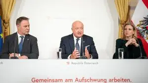 Vizekanzler Andreas Babler (SPÖ), Bundeskanzler Christian Stocker (ÖVP) und Außenministerin Beate Meinl-Reisinger (Neos) 