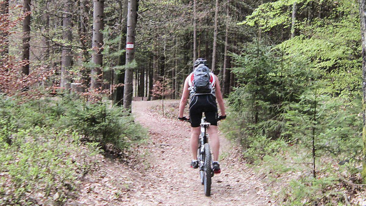 Auf Wanderwegen ist das Mountainbiken verboten