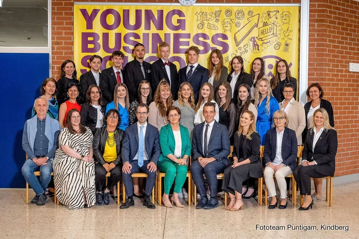 Es maturierten Adlmann Lena, Böhm Melanie, Hackl Karina, Herbst Fabian, Kuwal Andreas, Liebenberger Fabian, Mandl Laura, Mulahmetovic Amila, Musca Andrada-Carmina, Piller Kerstin, Poienariu Maria, Remetan David, Rosus Manuela, Rosus Melissa, Schreck Matthias, Weber Larissa, Wenzel Hannah, Winkler Jennifer
