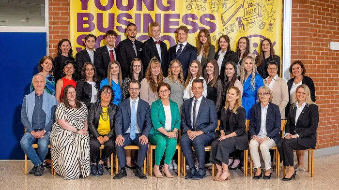 Es maturierten Berger Lena, Brdar Yvonne, Fuchs Manuel, Grill Katharina, Halimi Arlisa, Kulmer Dominik, Marterer Maja, Muggenauer Laura, Neffe Nina, Ontiu Philipp, Pechar Tobias, Porancea Robert, Schlenner Kristin, Schulte Anna, Stastny Melanie, Strasser Jasmin, Zink Paula.