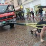 Starke Männer versuchten einen 8,5 schweren Tonnen großen Lkw zu ziehen