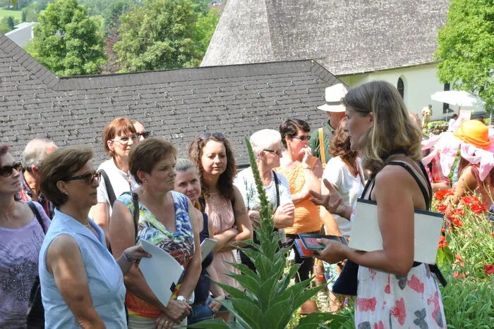 Annette Wallner informiert wissbegierige Besucher im Rahmen ihrer Kräuterführungen.