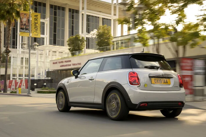 Der Cooper SE basiert auf dem dreitürigen Mini, hat sich aber statt eines Verbrenners einen 135 kW (184 PS) starken Elektromotor einverleibt. Auch sein maximales Drehmoment von 270 Newtonmetern wird über ein einstufiges Getriebe mit integriertem Differenzial an die Vorderräder bugsiert.
