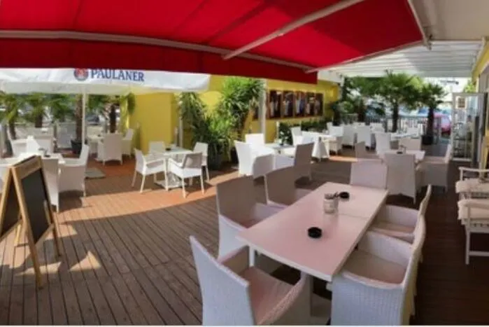 Alexander’s Vinothek Cafe Bar, Villach Die Vinothek-Pizzeria-Trattoria befindet sich im zentrum von Villach, in der Gerbergasse 21. Im Gastgarten erfrischt man sich an einer Auswahl an Weinen un