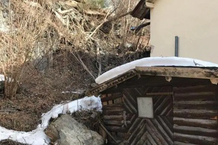 In Bruck an der Glocknerstraße donnerten indes tonnenschwere Felsen gegen ein Haus. Es entstand erheblicher Sachschaden. Laut Experten bestand aber keine Gefahr für Menschen, es musste auch kein Gebäude evakuiert werden.   