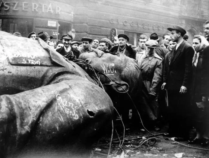Vor dem Nationaltheater in Budapest versammelten sich in den Anfangstagen des ungarischen Volksaufstands die Menschen um die umgestürzte Stalin Statue