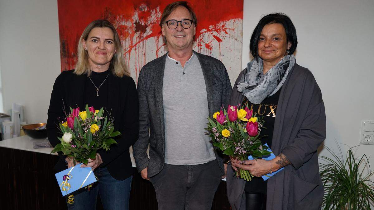 Bürgermeister Erwin Eggenreich ehrte die Lebensretterinnen Verena Rechberger (l.) und Ingrid Rußmann