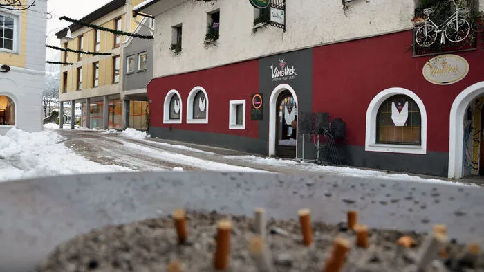 Die Vinothek hat einen eigenen Türsteher, der für Ruhe und Ordnung vor der Tür sorgt
