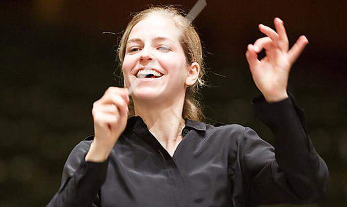 Karina Canellakis (34). Die New Yorkerin ersetzte 2015 im Dvořák-Projekt den erkrankten Harnoncourt. Sie dirigiert Beethoven 1 + 8 (25. Juni) sowie Beethoven 2 + 7 (26. Juni), jeweils im Stephaniensaal.
