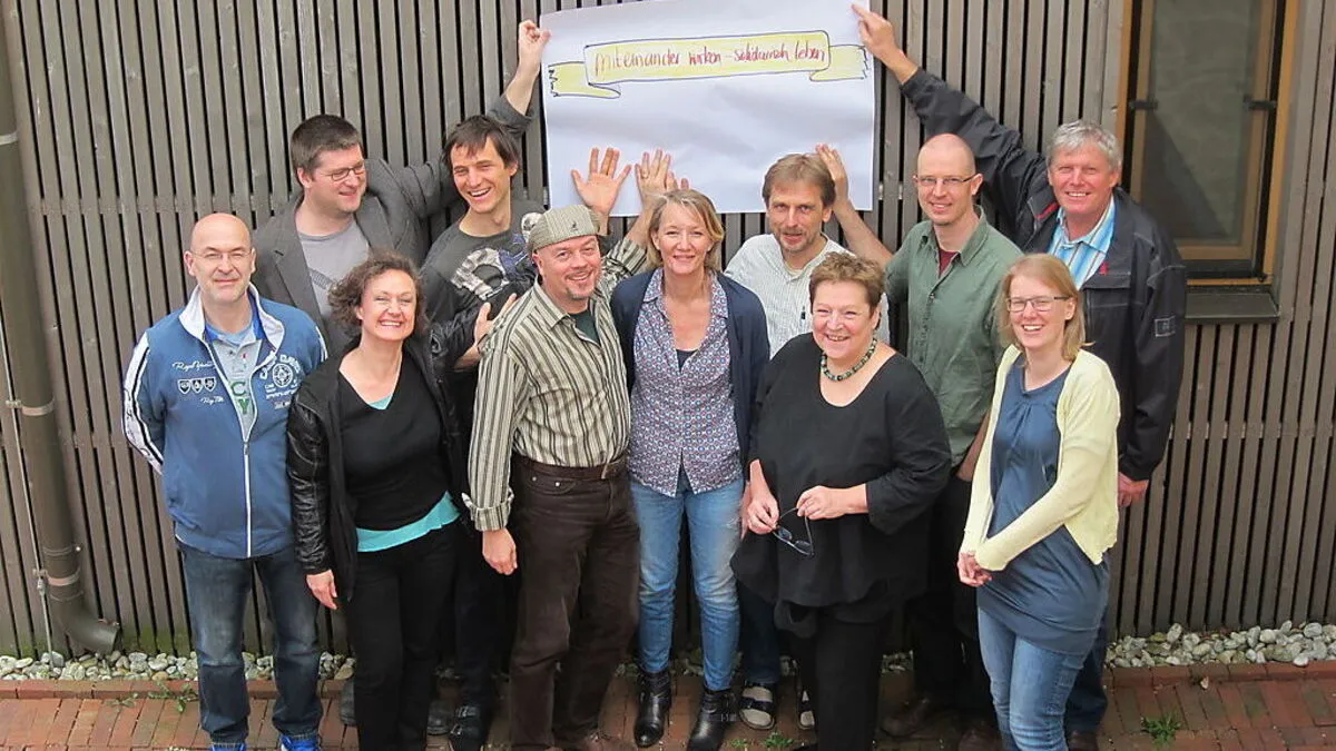 Die Gründer der ersten Wohnprojekte- Genossenschaft Österreichs. In der Mitte der vorderen Reihe die drei Vorstände Heinz Feldmann, Eveline Hendekli,  Ute Fragner