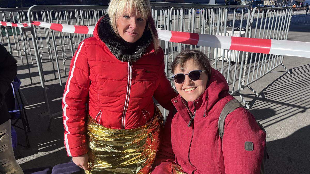 Cindy und Kathi waren die ersten: Schon um viertel Fünf postierten sie sich vor der Stadthalle