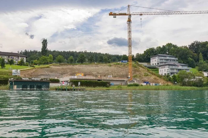 ... Das Projekt liegt am See und in Golfplatznähe.