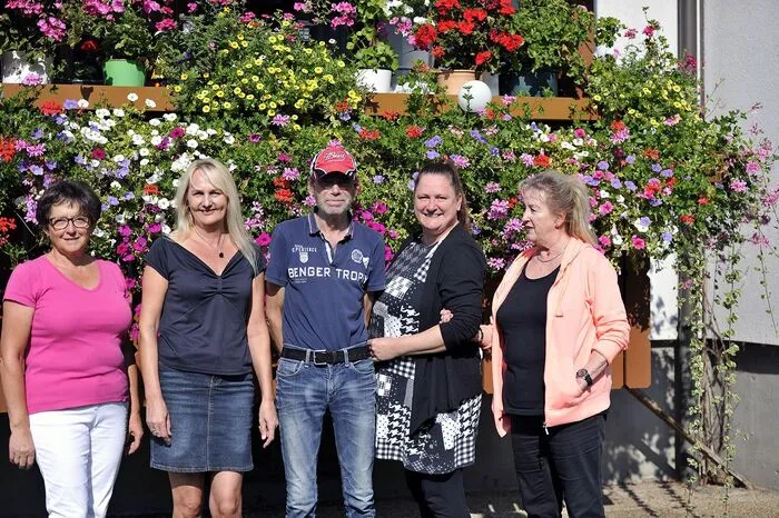 Landessieger in der Kategorie "Siedlungen und Wohnstraßen": Augenweide im idyllischen Dorf Untertweng: Wohnblock mit Blumenköniginnen Bettina Trattnig, Elisabeth Mauschitz, Ingeborg Trattnig, Elisabeth Schwarzenbacher (von links)