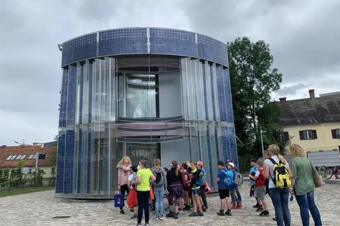 Während so manch lustige Erzählung über den Trifter Sepp Anlass für lautes Kinderlachen war, sorgte der Besuch des Geminihauses für Faszination und Staunen.