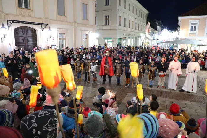 Mit Martinsbrezen, Kindertee und Glühwein klang das Martinsfest auf dem Kirchplatz aus.