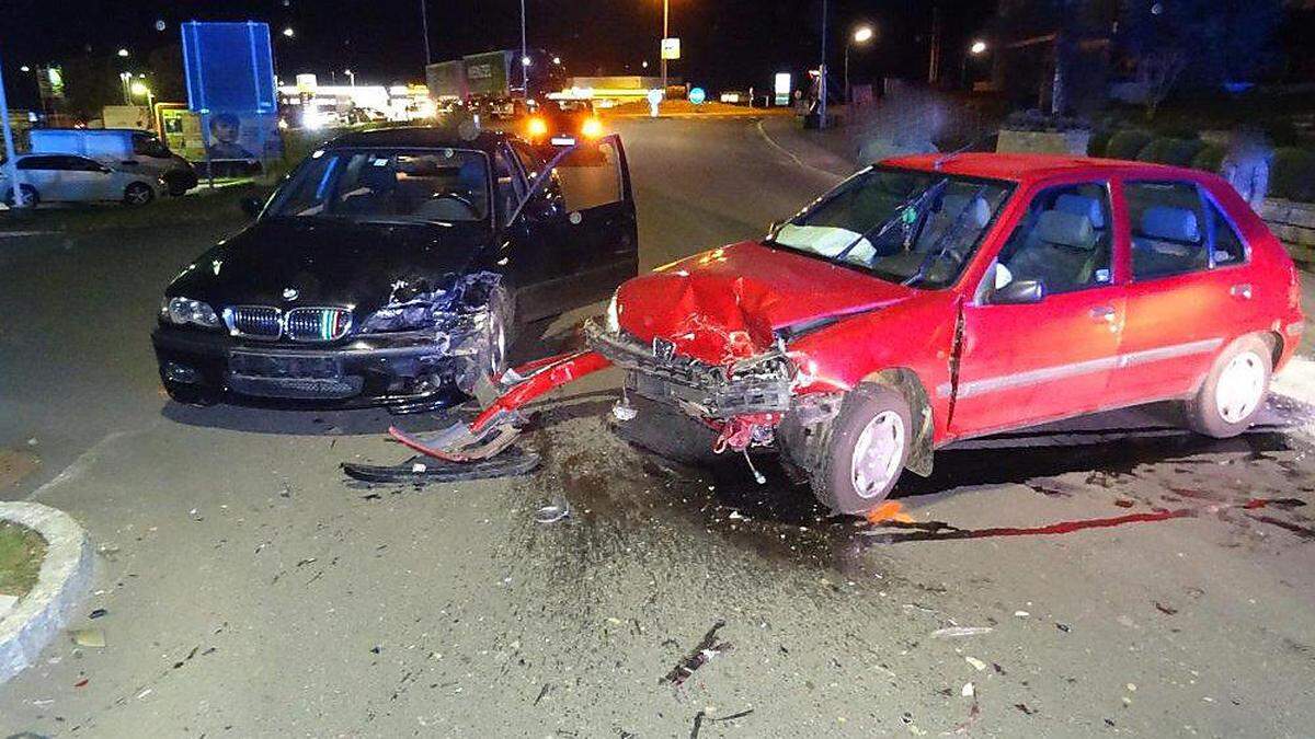 Beide Fahrzeuge wurden bei dem Zusammenstoß erheblich beschädigt