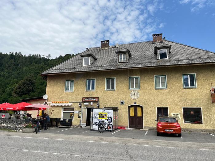 Das „Bierstüberl“, das eigentlich ein Café ist, bleibt als beliebter Treffpunkt im Ort bestehen