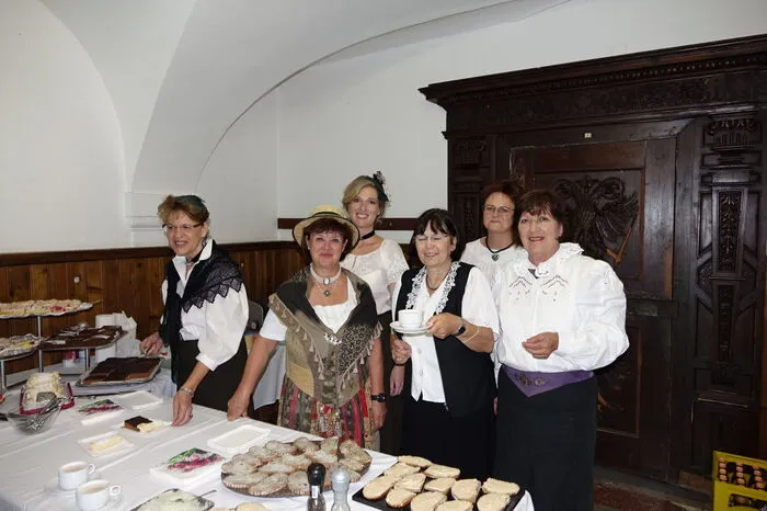 Für das leibliche Wohl sorgten die Damen der Vereins mit süßen Verführungen...