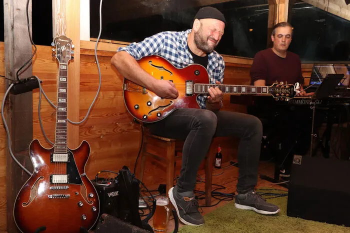 Live on Stage: Erhard Fian (Gitarre) und Michael Drabosenig (Keyboard).