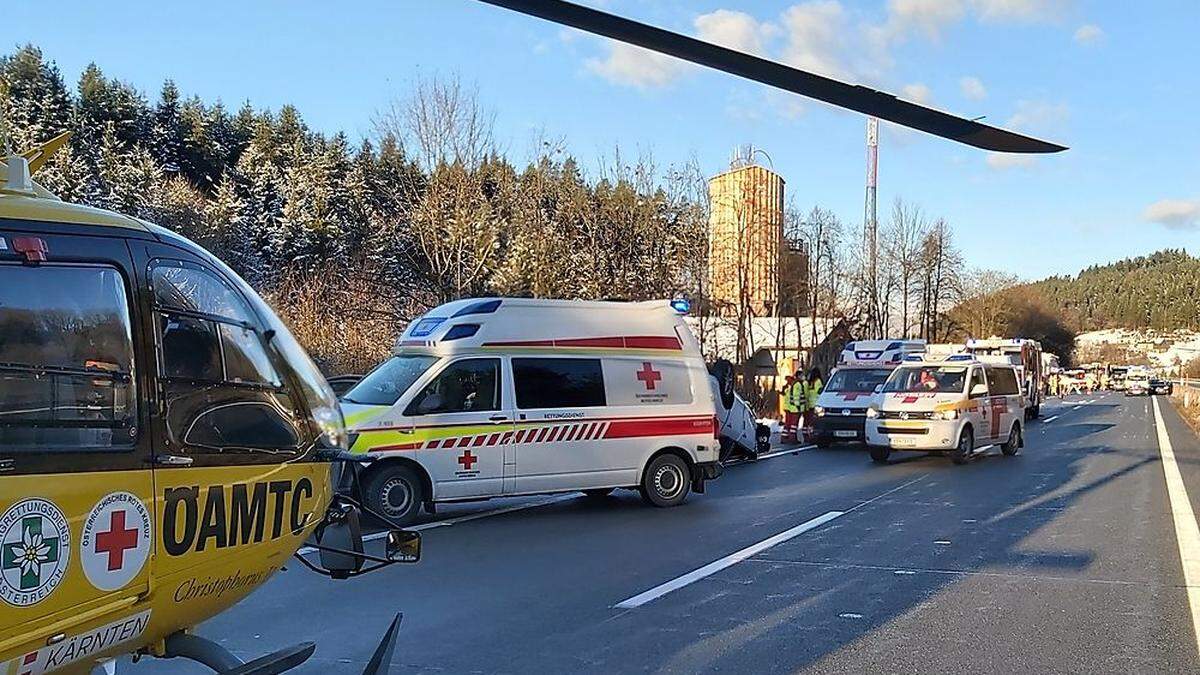 Ein Großaufgebot an Rettungskräfte ist derzeit an der Unfallstelle