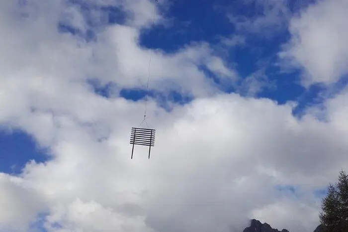 Die einzelnen Elemente wurden per Helikopter ins steile Gelände geflogen und dort auf den Zentimeter genau ans Fundament geliefert.