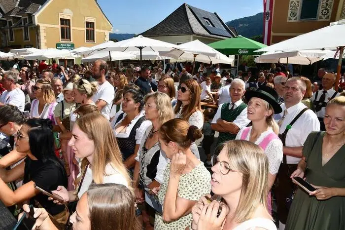 Kein Festzelt, einige Standl mit Kostbarkeiten aus dem Ort und näherer Umgebung.