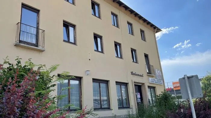 Südseite zum Bahnhof