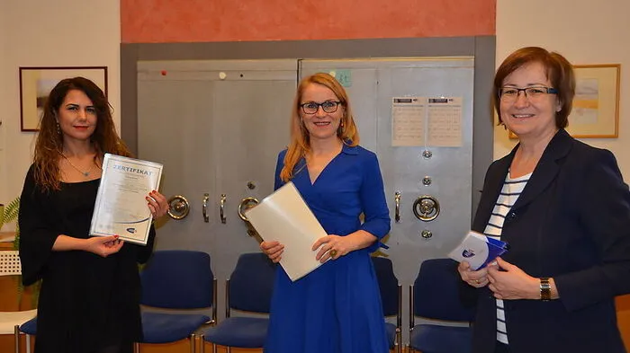 Margarethe Hartinger (r.) und Sadika Morić (Mitte) überreichten die Zeugnisse