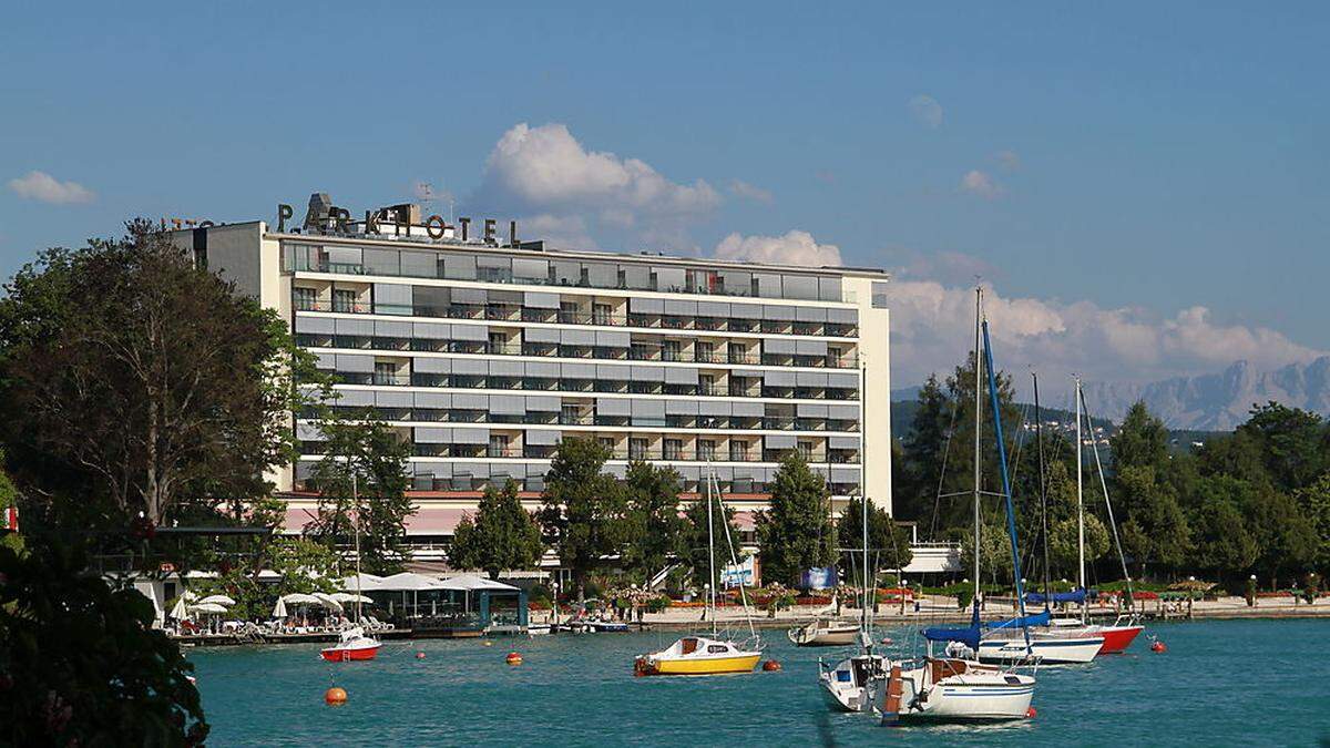 Das Parkhotel gleicht einem Schiff im See. Eröffnet 1963 gilt es als wichtigster Bau des modernen Wörthersee-Tourismus