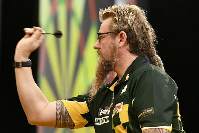 Mit seinen Diamant-Spitzen sorgt Whitlock öfters für Unmut bei seinen Gegnern, denn die Darts-Boards werden dadurch sehr in Mitleidenschaft gezogen. Vor allem im Herbst spielte sich der Australier wieder in den Vordergrund und schlug zudem des Öfteren Michael van Gerwen. Spitzname: The WizardAlter: 51Nation: AustralienWeltrangliste: 18.
