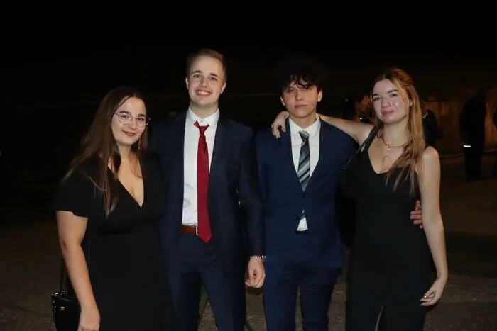 Im eleganten Abendkleid oder im festlichen Anzug feierten jung und alt an diesem Abend im Konvikt St. Paul.