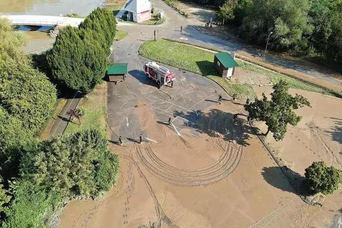 Daraufhin begannen die Feuerwehrleute mit ihren zwölf Fahrzeugen die zugeordneten Schadenslagen im Raum Melk abzuarbeiten.