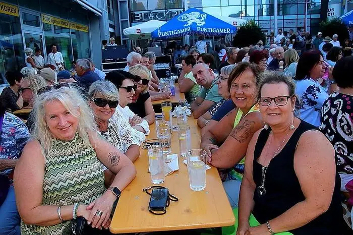 Die Besucher jedenfalls klatschten und sangen begeistert mit, die Stimmung war überschäumend. Am kommenden Freitag um 19 Uhr ist die heimische Band Manouka bei freiem Eintritt zu Gast am Rathausplatz in Köflach.