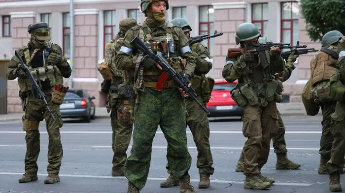Prigoschins Einheiten brachten Militäreinrichtungen im Süden des Landes, nahe der Grenze zur Ukraine, unter ihre Kontrolle. Eine bewaffnete Wagner-Kolonne brach Richtung Moskau auf und machte Fortschritte – sie und auch alle anderen Truppen wurden am Samstagabend aber von Prigoschin überraschend wieder zurückbeordert. Es bleiben offene Fragen. Hier kommen Sie zum Live-Ticker.