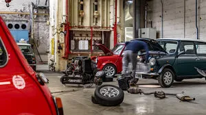 Der originale Antriebstrang des Mini wird ausgebaut und durch einen elektrischen ersetzt