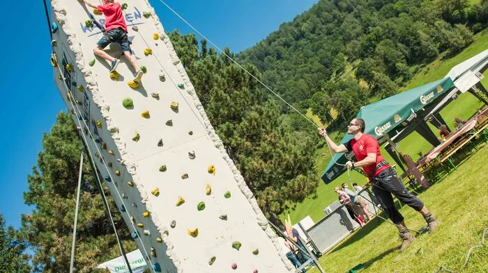 Gut gesichert von der Bergrettung ging es für die jungen Gäste beim Nationalparkfest in Malta am Sonntag hoch hinaus.