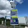 Parkplatzschild und Kameras