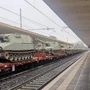Die für die Ukraine vorgesehenen Panzerhaubitzen im Bahnhof Udine